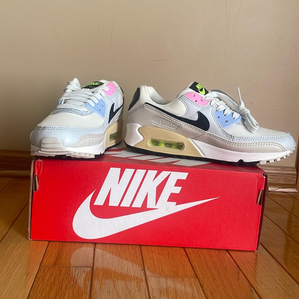 Women’s Nike Air Max 90